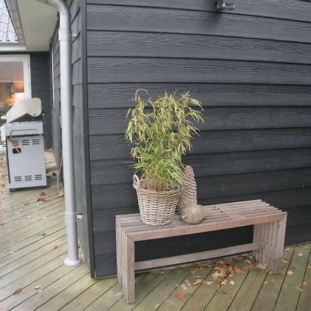 Cosy And Modern In Pt Strandby *